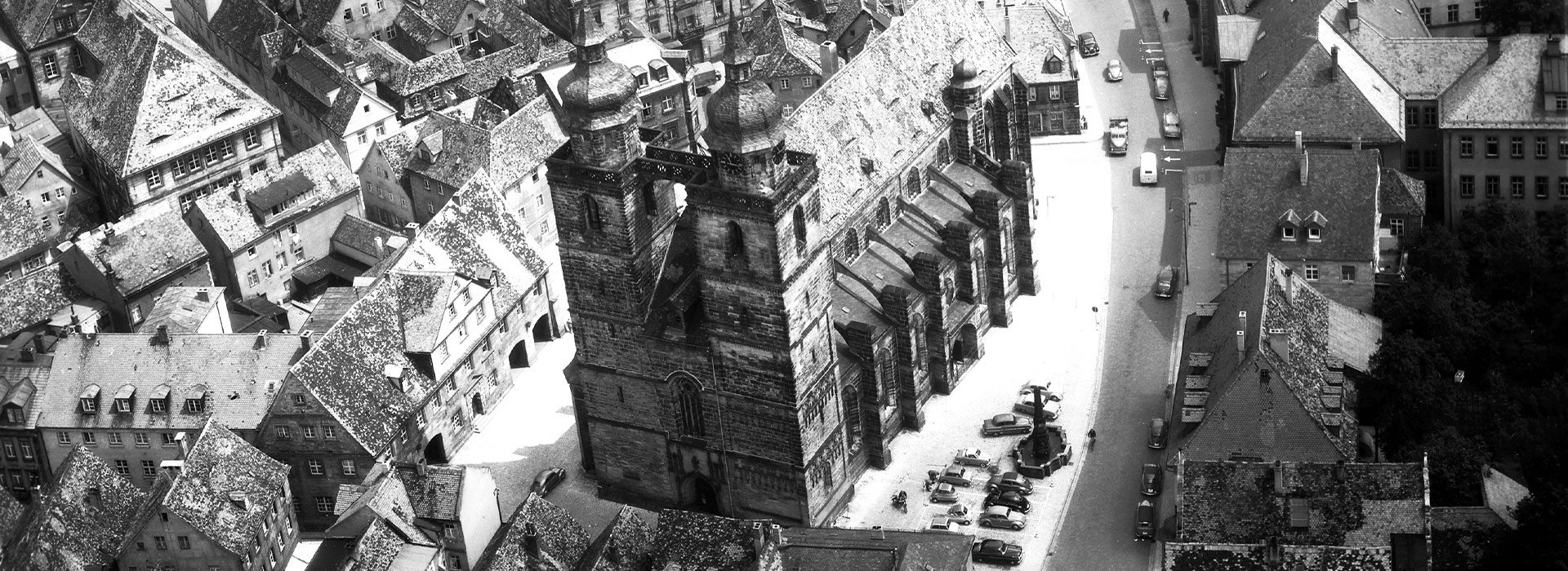 Luftbild der Stadtkirche und Kanzleistraße