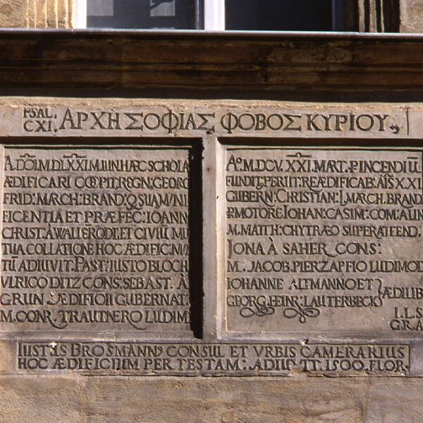 Lateinische Tafeln über dem Eingang des Historischen Museums