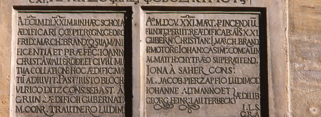 Lateinische Tafeln über dem Eingang des Historischen Museums