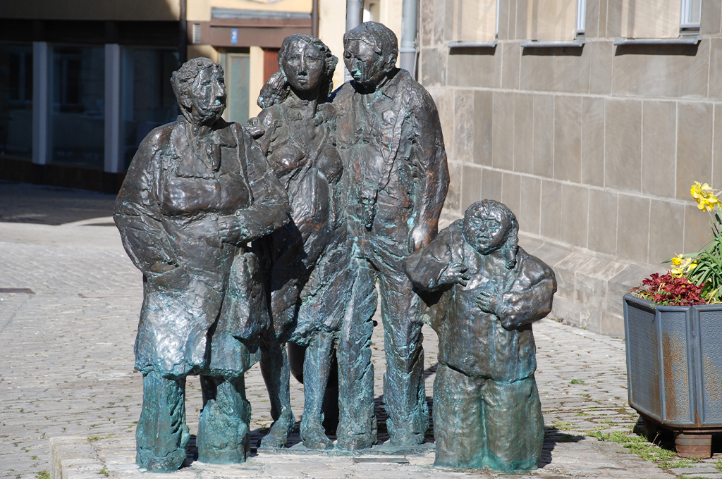 Bronzefigurengruppe am Eingang des Historischen Museums