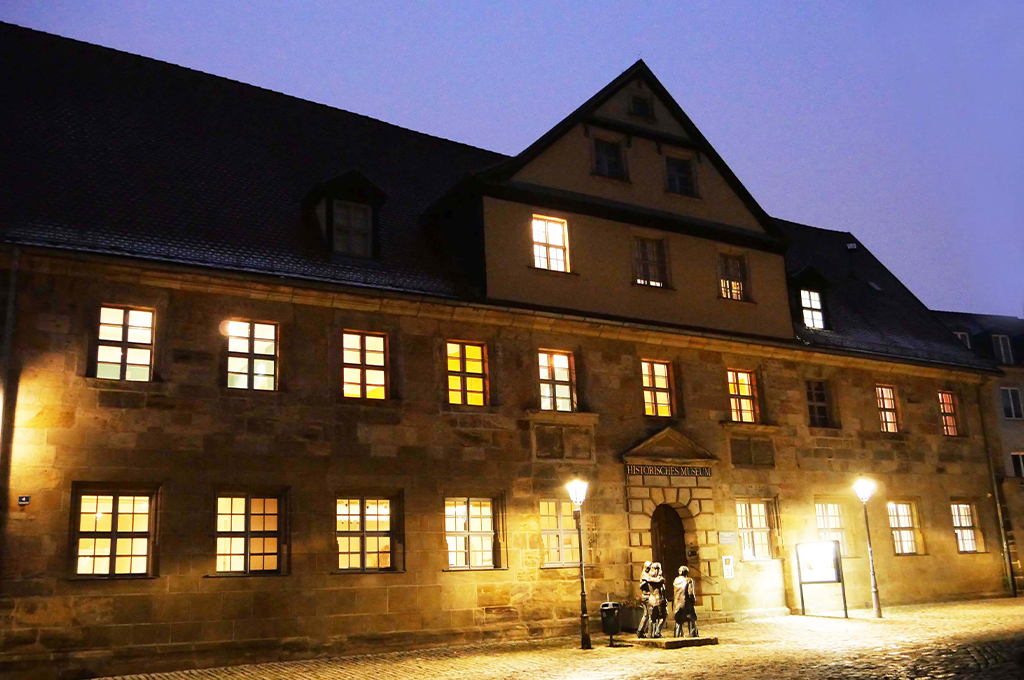 Der Eingang des Historische Museum bei Nacht