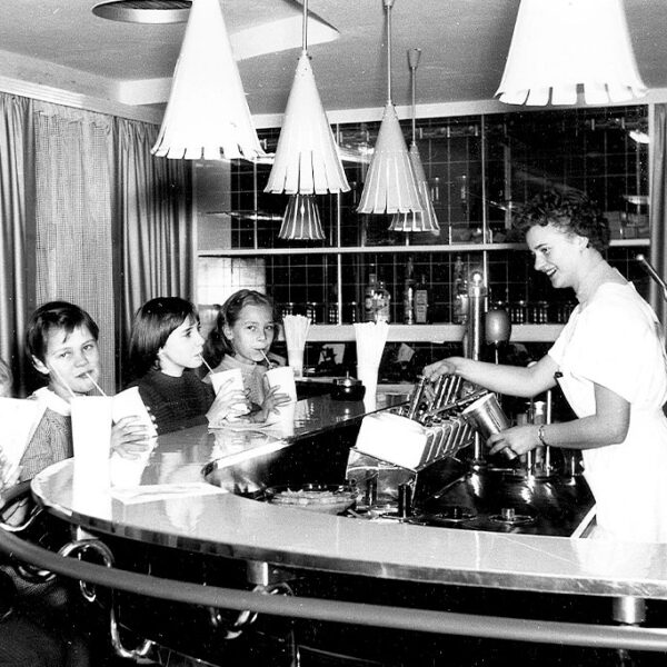 Kinder an der Theke in einer Milchbar, 1952
