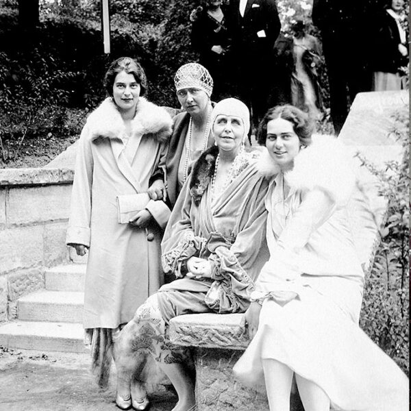 Königinnen von Rumänien und Jugoslawien begleitet von zwei Prinzessinnen, 1925