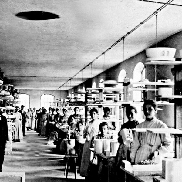 Arbeiterinnen in der Porzellanfabrik Walküre, um 1900