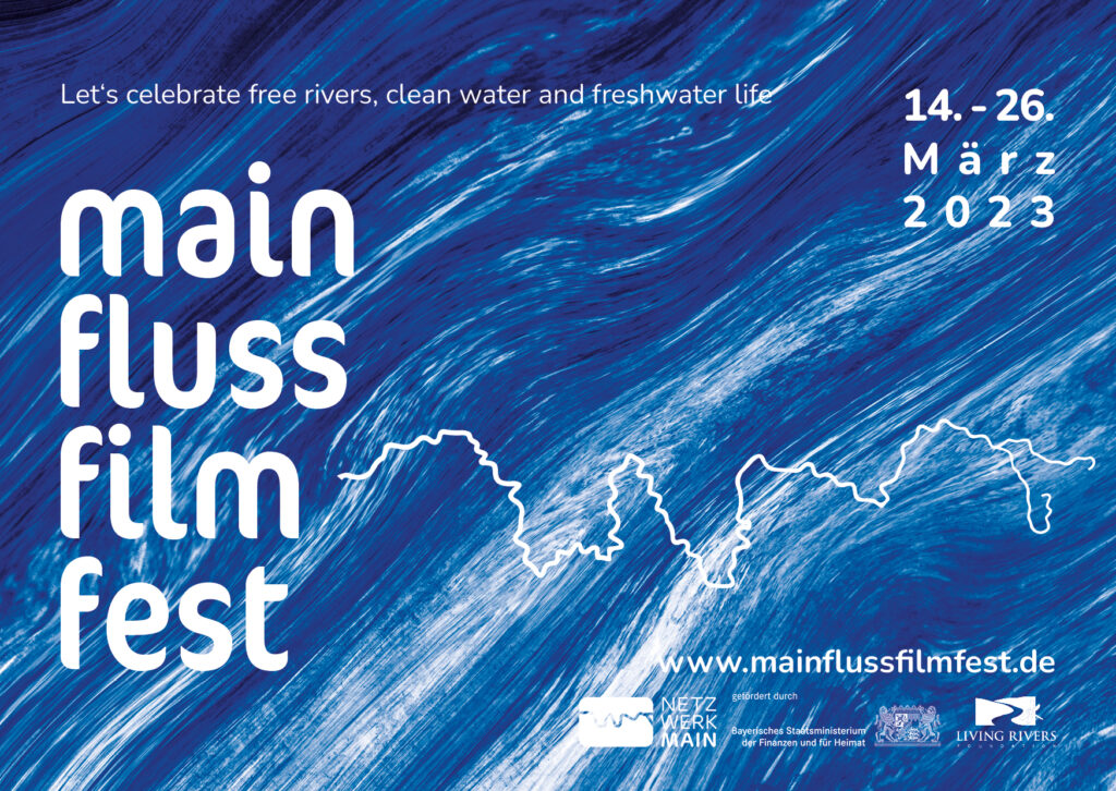 Veranstaltungsplakat im Postkarten-Format. Hintergrund: Blaue Wellen und Flusslauf des Mains als weiße Linie. Darauf in weißer Schrift: Main Fluss Film Fest, vierzehnter bis sechsundzwanzigster März 2023.